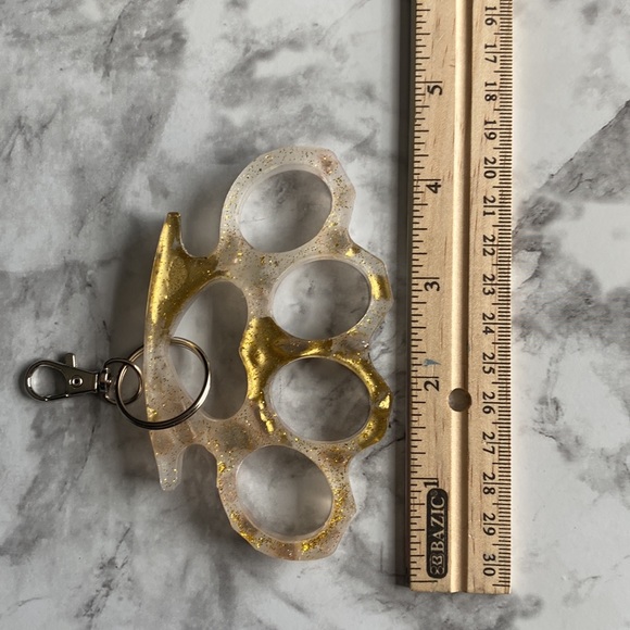 Gold knuckles keychain - Picture 4 of 5